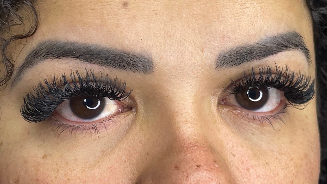 Alongamento de cílios em olhar frontal