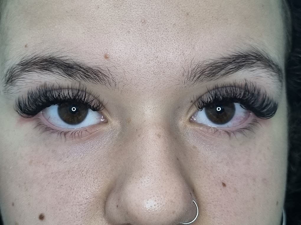 Alongamento de cílios em olhar frontal