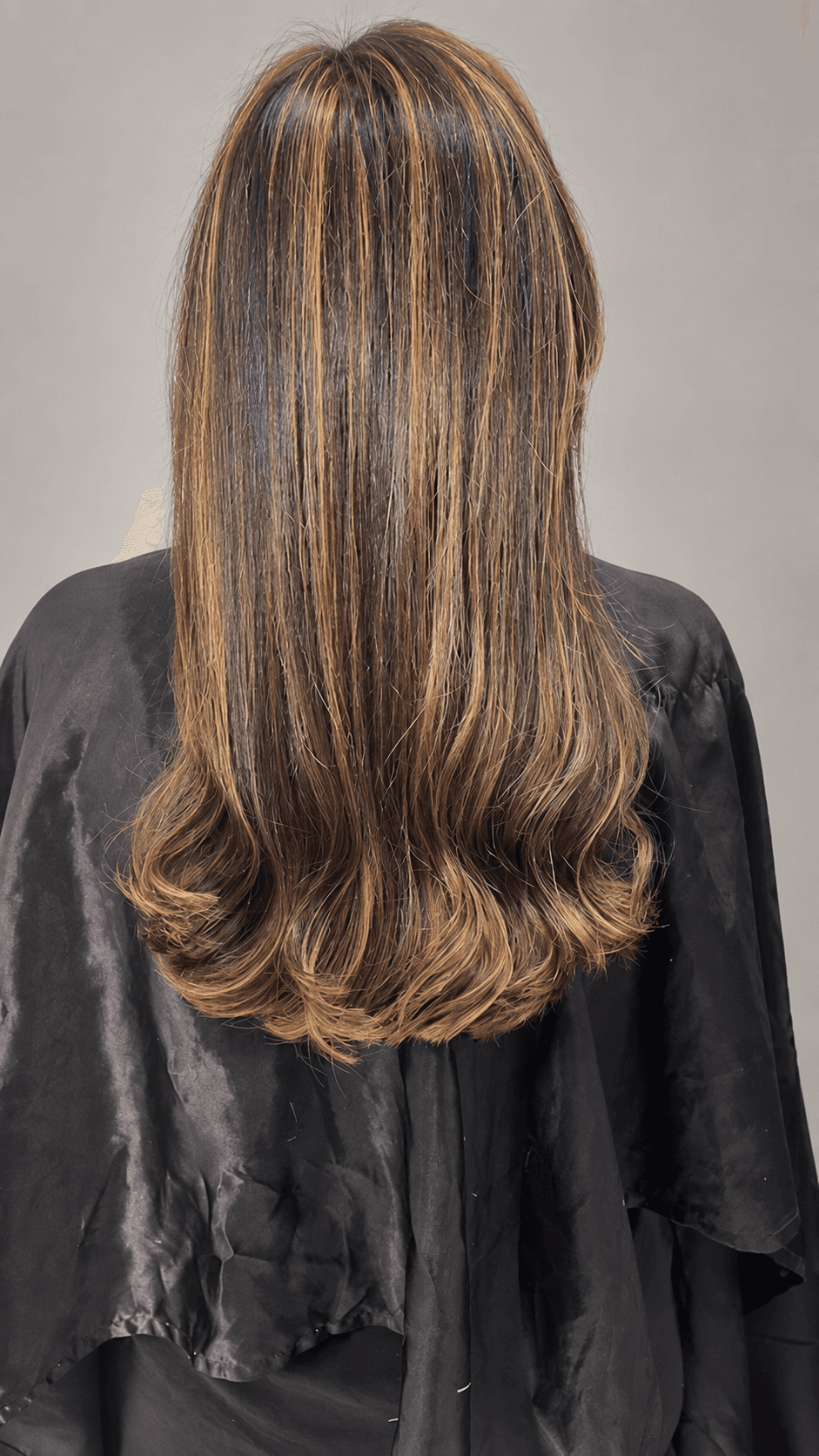 Coloração castanha com luzes e acabamento em ondas