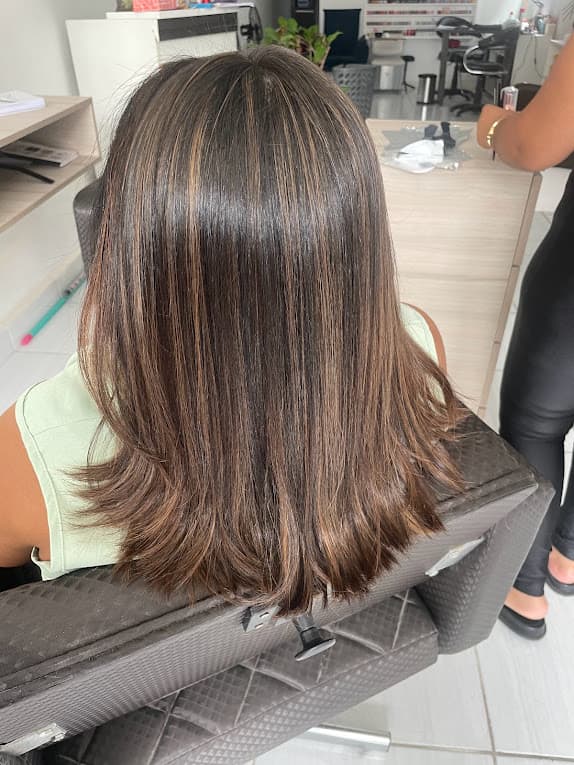 Luzes em cabelo castanho com movimento