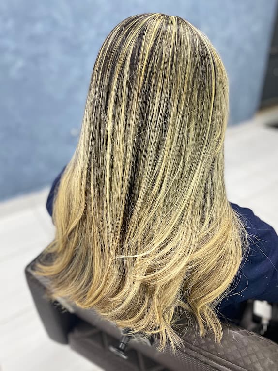 Luzes loiras em cabelo longo com ondas