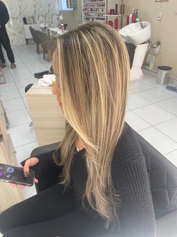 Luzes loiras em cabelo longo vistas de lado