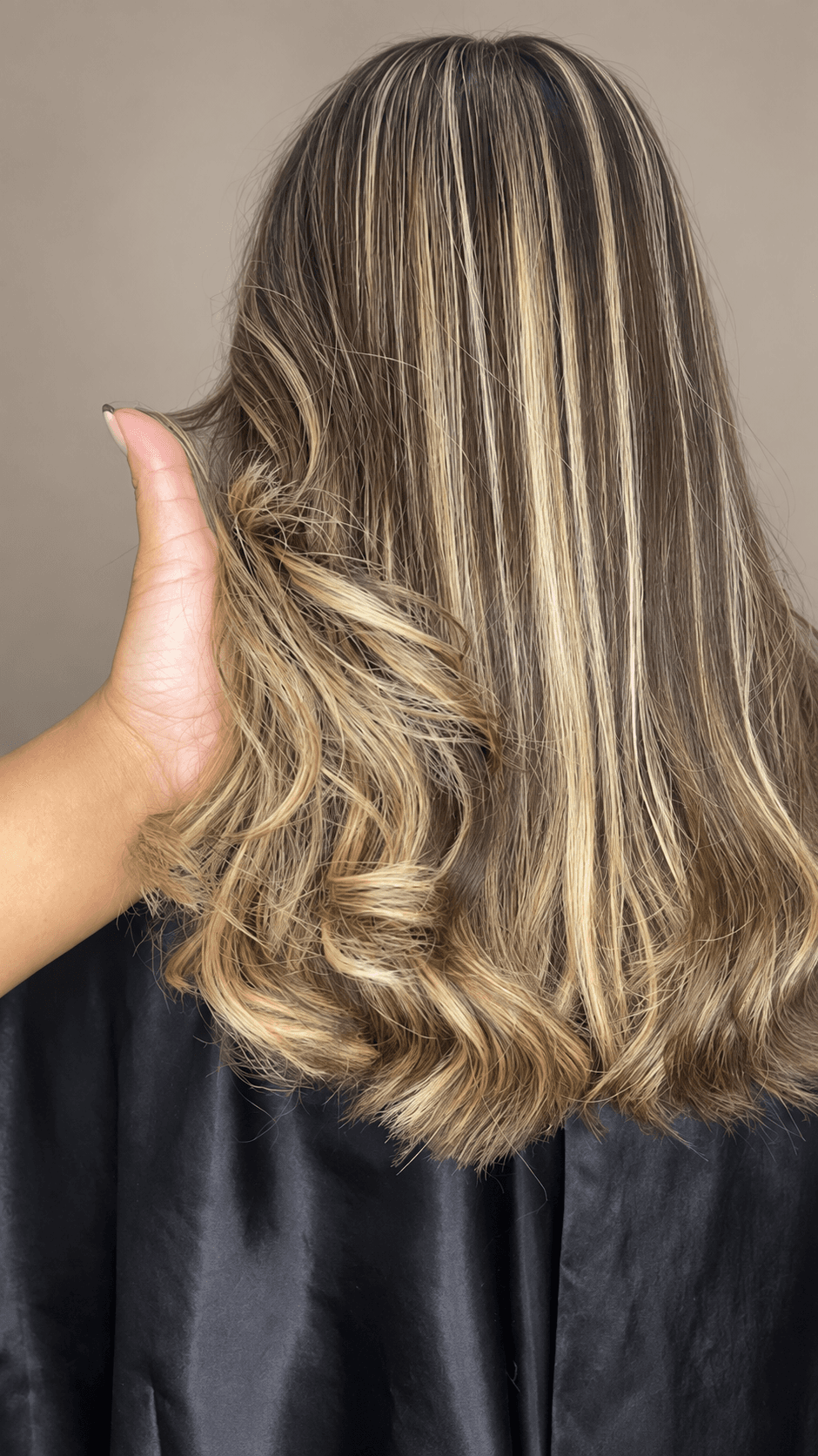 Mechas loiras em cabelo médio com ondas