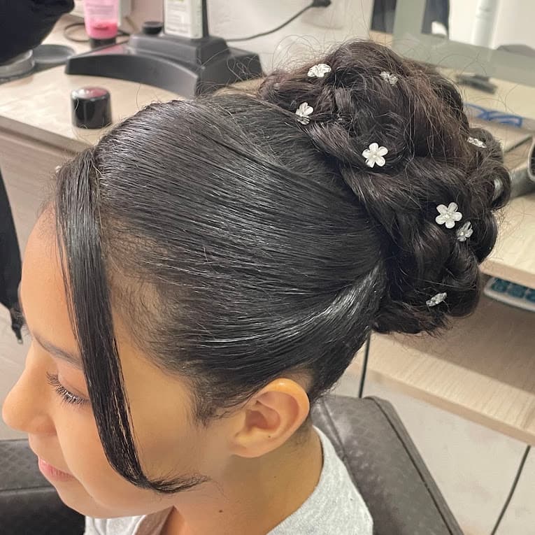 Penteado coque com detalhes delicados