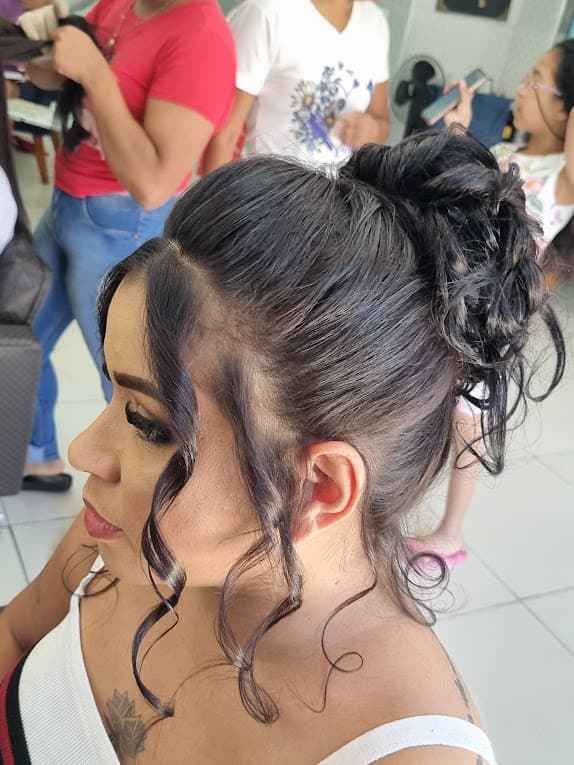 Penteado preso com cachos laterais