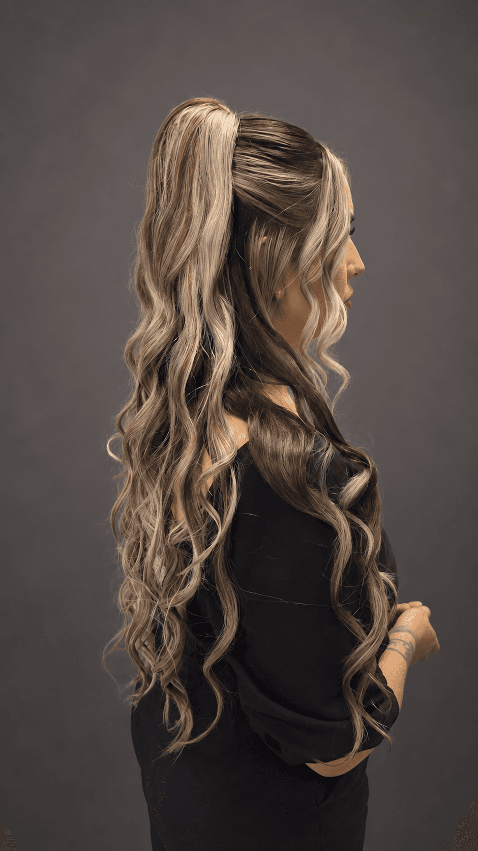 Penteado meio preso com ondas longas e mechas loiras