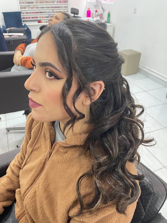 Penteado semipreso com ondas e acabamento elegante